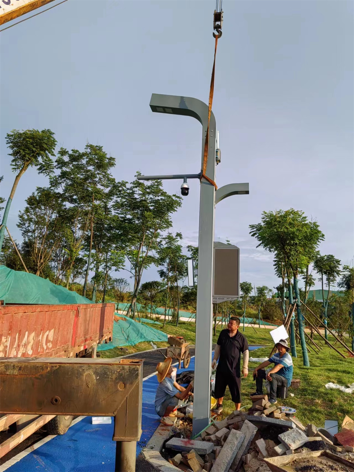 綜合桿廠家：智慧城市多功能基礎設施的專業制造者